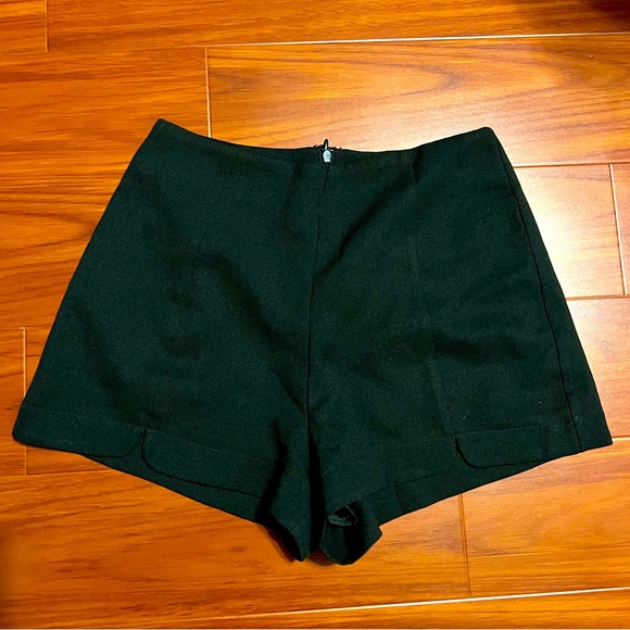Forever21 Front Seam Detail Shorts - Picture 1 of 4